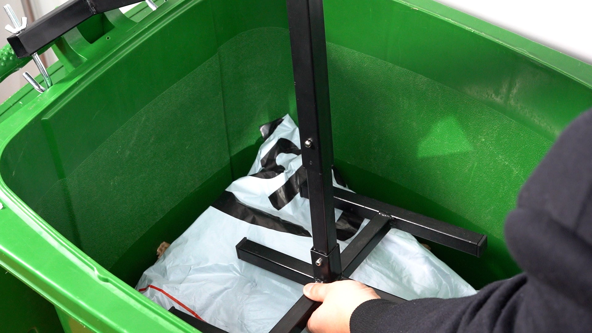 Product in use at customer, the product is pressing down in a wastebin with wastebags.