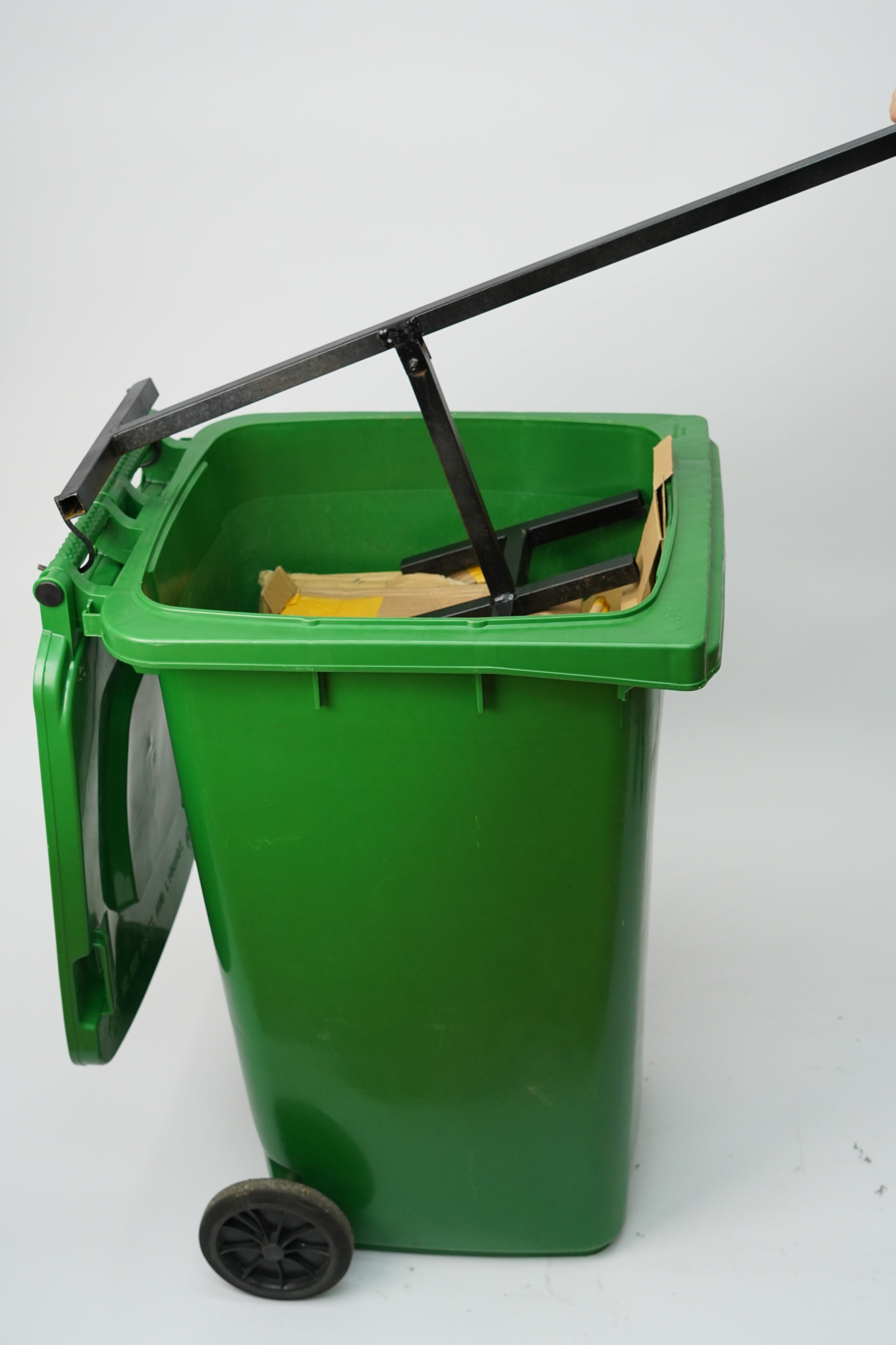 Product is visible in a realistic scenario but with a white background. It presses down on carton boxes.